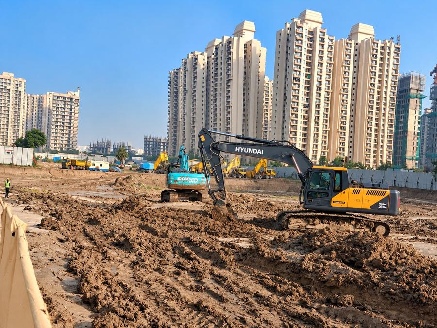 Basement excavation contractor Noida – excavators in pit