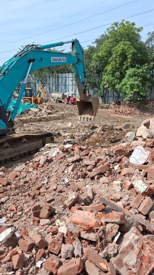 Demolition contractor in Noida – Kobelco excavator demolishing structure