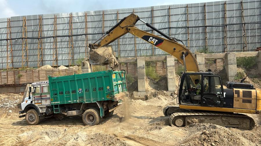 Tipper loading for muck disposal, Noida