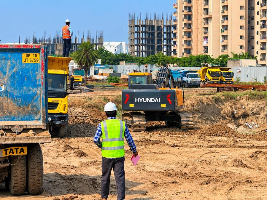 Earthwork contractor Noida – site supervision with tippers