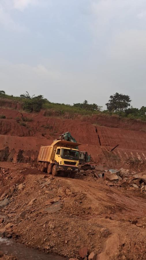 Excavation pit with tipper for muck disposal